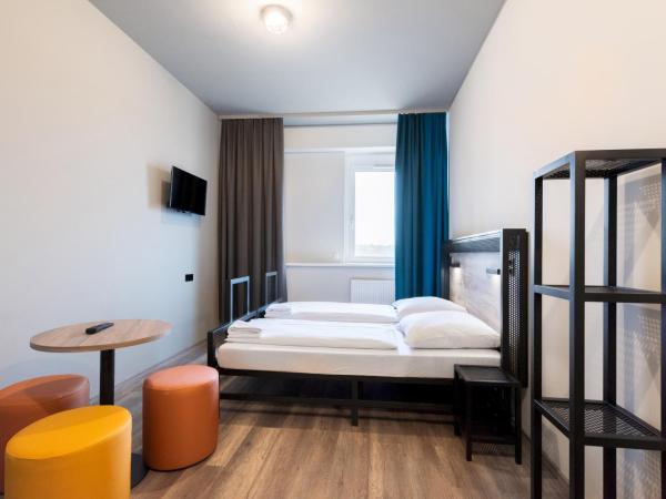 a&o Stuttgart City : photo 3 de la chambre chambre lits jumeaux