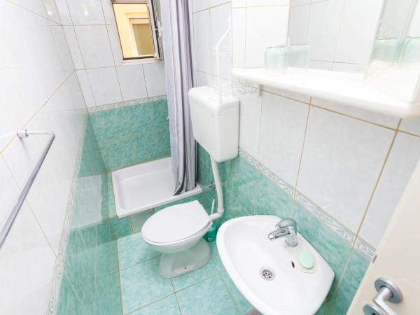 Green garden Rooms & Apartments : photo 6 de la chambre chambre double avec salle de bains privative