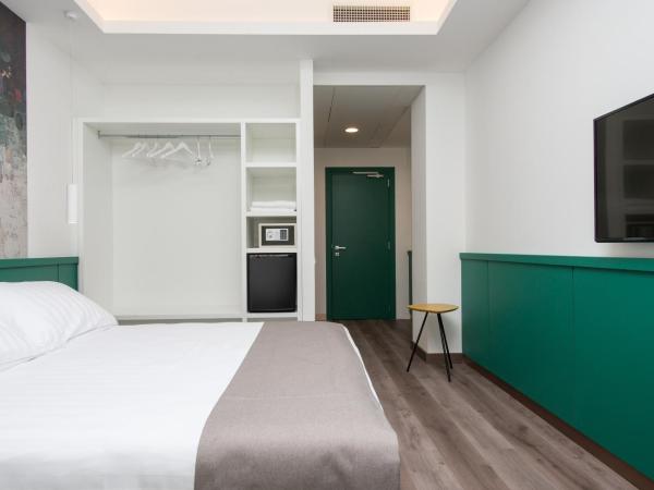 Smart Hotel Napoli : photo 7 de la chambre standard double or twin room with an internal view in the gallery