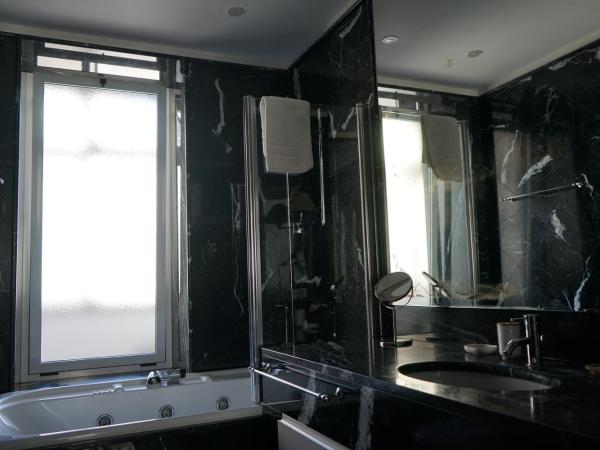 Room 56 - Le Dimore : photo 2 de la chambre suite lit king-size avec baignoire spa