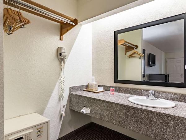 Econo Lodge Near Lackland Air Force Base-SeaWorld : photo 5 de la chambre chambre avec 2 lits queen-size - accessible aux personnes à mobilité réduite - non-fumeurs