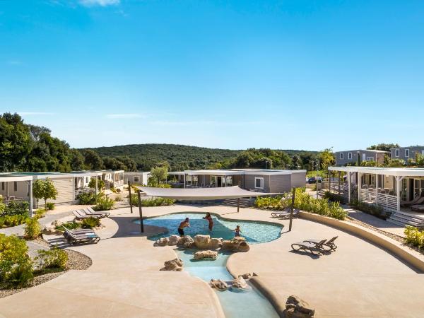 Maistra Camping Veštar Mobile homes : photo 2 de la chambre mobile home familial 3 chambres - oasis