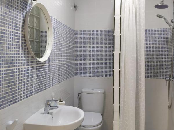Málaga Centro Hostel : photo 6 de la chambre chambre lits jumeaux avec salle de bains privative