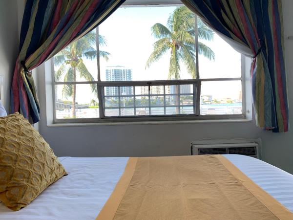 International Inn on the Bay : photo 5 de la chambre chambre double - vue sur piscine