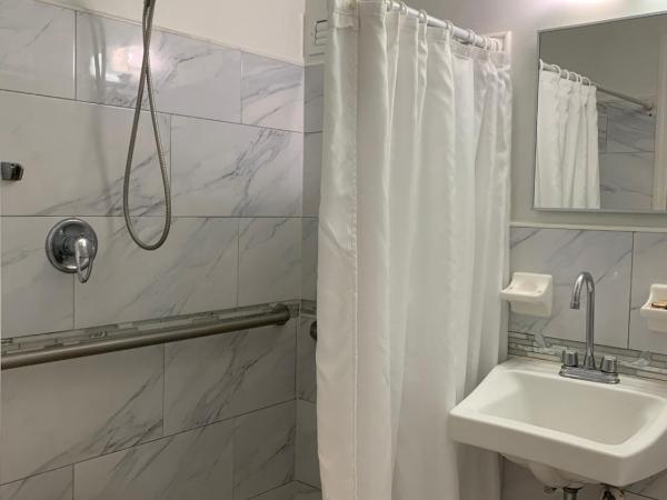 International Inn on the Bay : photo 7 de la chambre chambre lit king-size - accessible aux personnes à mobilité réduite