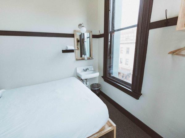 The Society Hotel : photo 3 de la chambre chambre lit queen-size avec salle de bains commune