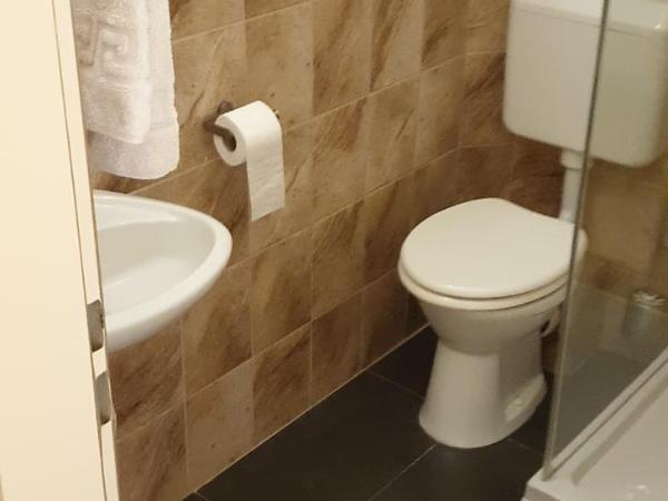 Jáde Panzió : photo 9 de la chambre chambre lits jumeaux avec salle de bains privative