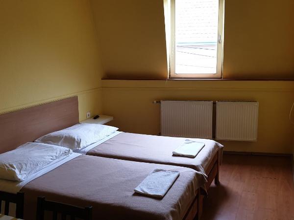 Jáde Panzió : photo 5 de la chambre chambre lits jumeaux avec salle de bains privative