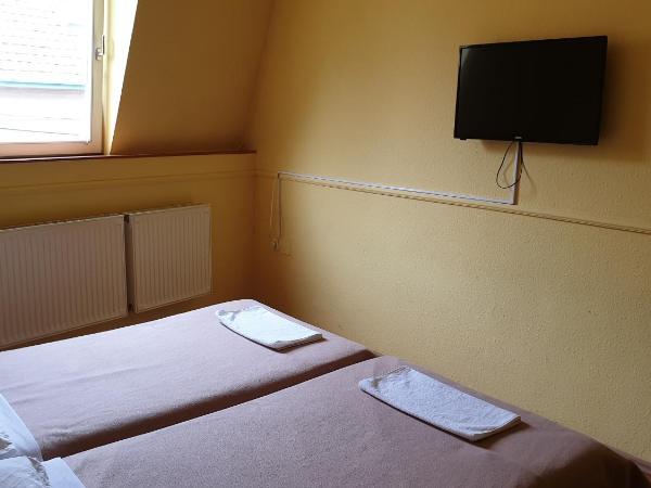 Jáde Panzió : photo 8 de la chambre chambre lits jumeaux avec salle de bains privative