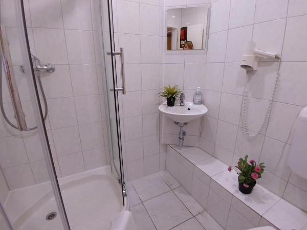 Hotel M68 : photo 1 de la chambre chambre double avec salle de bains privée dans le couloir