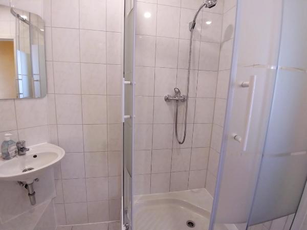 Hotel M68 : photo 1 de la chambre chambre simple avec salle de bains commune