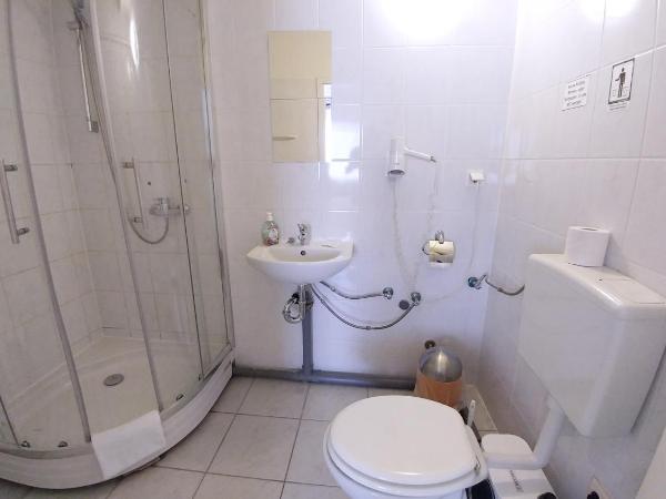 Hotel M68 : photo 3 de la chambre chambre simple avec salle de bains commune