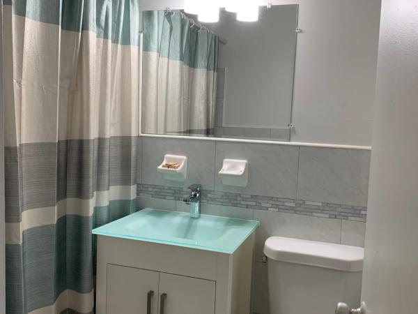 International Inn on the Bay : photo 2 de la chambre chambre lit king-size avec balcon