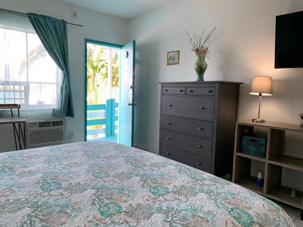 International Inn on the Bay : photo 7 de la chambre chambre lit king-size avec balcon