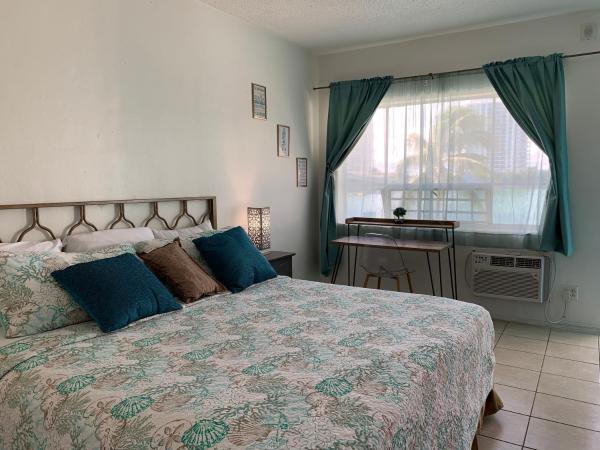 International Inn on the Bay : photo 8 de la chambre chambre lit king-size avec balcon