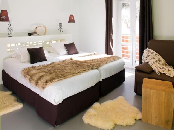 Hôtel du Puy Ferrand , Restaurant La Table de l'Ours : photo 1 de la chambre chambre triple - vue sur sancy