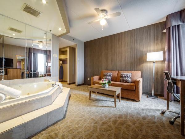 Monte Carlo Inn Airport Suites : photo 4 de la chambre suite lit king-size deluxe avec bain à remous et salon