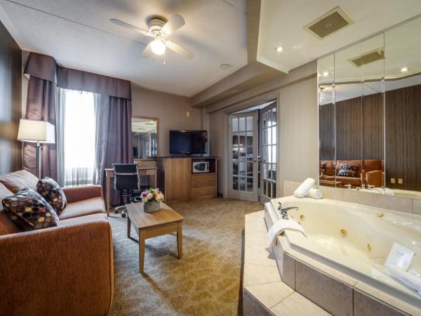 Monte Carlo Inn Airport Suites : photo 5 de la chambre suite lit king-size deluxe avec bain à remous et salon