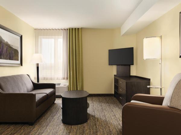 Park Inn by Radisson, Calgary Airport North, AB : photo 2 de la chambre suite 1 chambre lit king-size - non-fumeurs