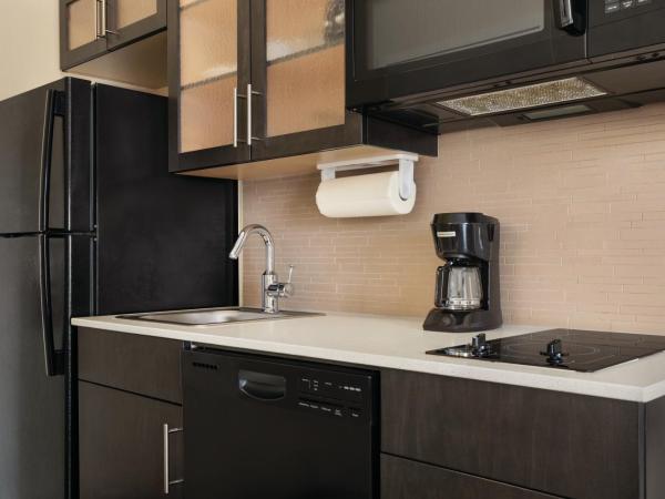 Park Inn by Radisson, Calgary Airport North, AB : photo 4 de la chambre suite studio queen - non-fumeurs