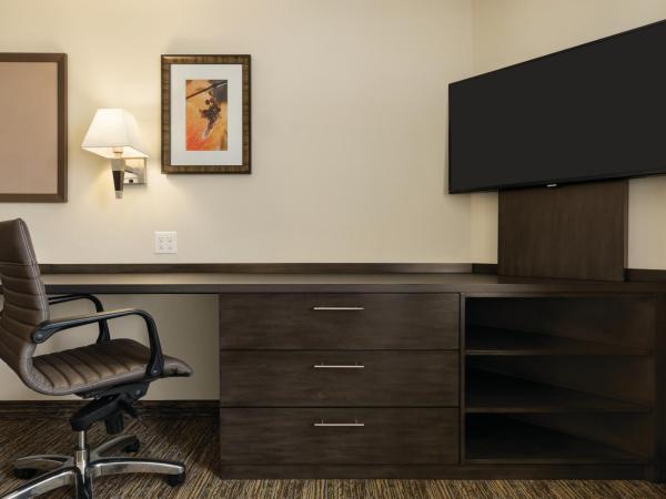Park Inn by Radisson, Calgary Airport North, AB : photo 3 de la chambre suite studio queen - non-fumeurs