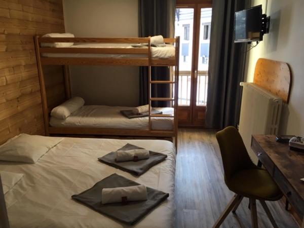 Les Carlines : photo 2 de la chambre chambre familiale - vue sur montagne
