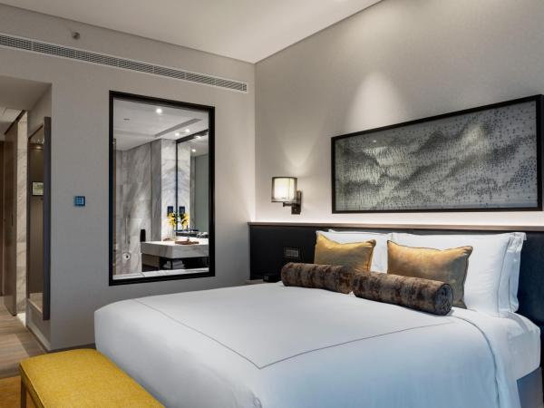 Taj Jumeirah Lakes Towers : photo 2 de la chambre chambre supérieure avec lit king-size