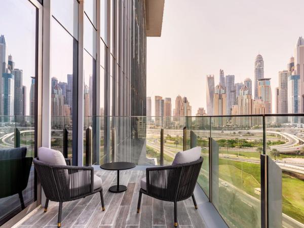 Taj Jumeirah Lakes Towers : photo 4 de la chambre chambre lit king-size taj club avec balcon