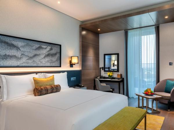 Taj Jumeirah Lakes Towers : photo 3 de la chambre chambre lit king-size taj club avec balcon