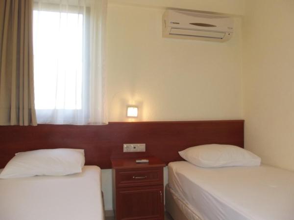 Murat Apart Hotel : photo 3 de la chambre chambre lits jumeaux - vue sur piscine