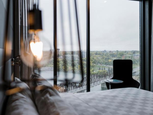 Alt Hotel Saskatoon : photo 2 de la chambre chambre lit king-size - vue sur lac