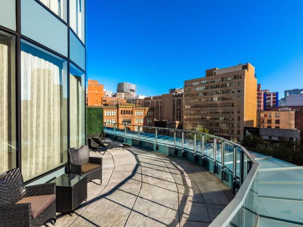 Hôtel Birks Montréal : photo 6 de la chambre hébergement avec 1 lit king-size et terrasse - vue sur grand montréal