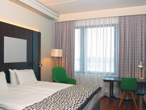 Holiday Inn Helsinki West - Ruoholahti, an IHG Hotel : photo 8 de la chambre chambre lit king-size standard - vue sur baie