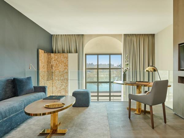 InterContinental Lyon - Hotel Dieu by IHG : photo 3 de la chambre suite lit king-size en duplex - vue sur rivière