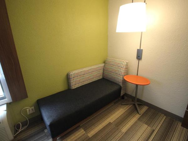 Holiday Inn Express & Suites Houston - Memorial Park Area, an IHG Hotel : photo 1 de la chambre chambre lit king-size standard