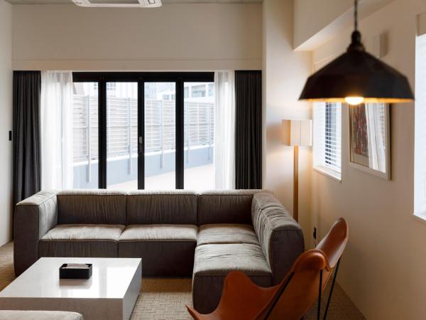 Hotel Mei Fukuoka Tenjin : photo 6 de la chambre appartement de grand standing avec balcon