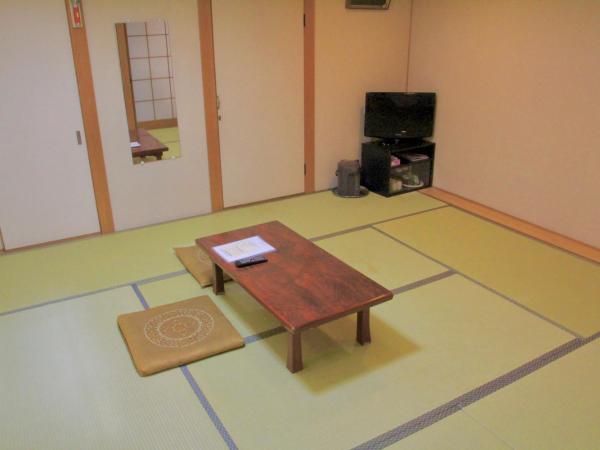 City Pension Tommy Rich Inn Kyoto : photo 3 de la chambre chambre familiale de style japonais avec salle de bains commune (5 adultes)