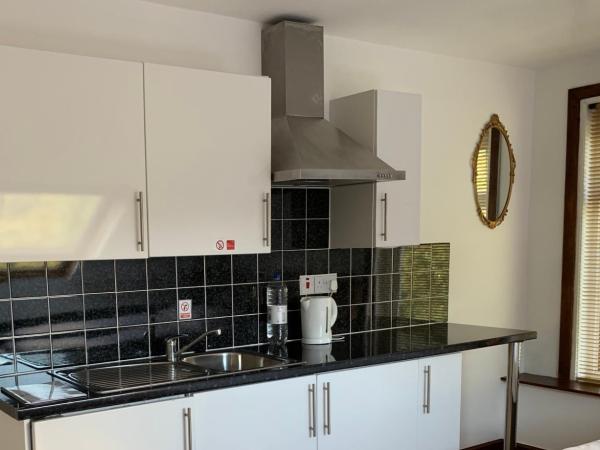 Manchester Stay Hotel - Free Parking : photo 5 de la chambre attic triple en-suite with kitchenette - park view