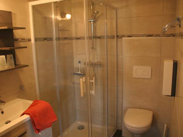 Gîte Châtel : photo 2 de la chambre chambre familiale - vue sur montagne