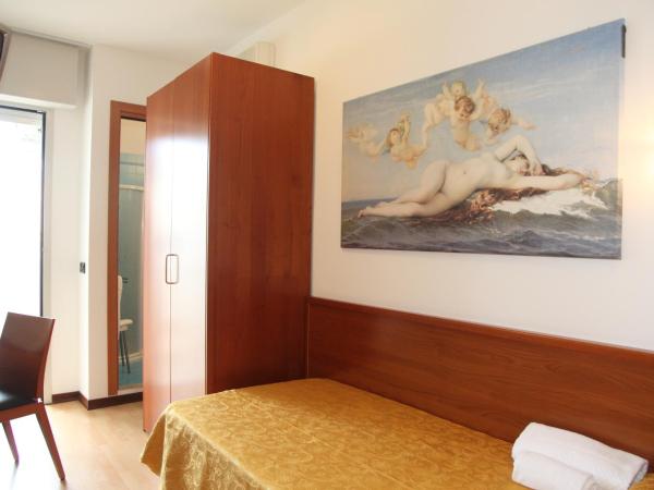 Hotel Gran Venere Beach 3 Superior : photo 2 de la chambre basic triple room with beach access