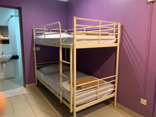 Snooze Inn @Dickson Road : photo 3 de la chambre chambre familiale 5 lits avec salle de bains privative
