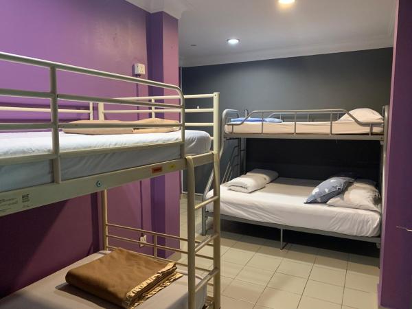 Snooze Inn @Dickson Road : photo 4 de la chambre chambre familiale 5 lits avec salle de bains privative