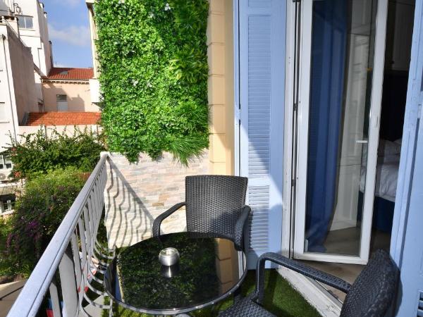 Hôtel de Provence : photo 1 de la chambre chambre double avec balcon - vue sur jardin