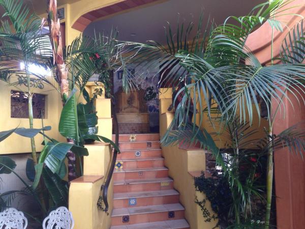 Secret Garden Inn : photo 5 de la chambre chambre lit king-size - vue partielle sur océan