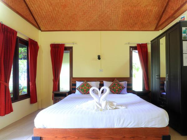 Isara Lanta Beach Resort : photo 8 de la chambre bungalow deluxe 