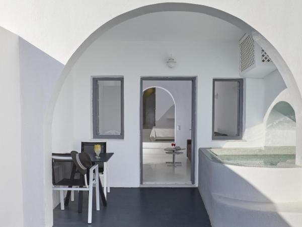 Oia Suites : photo 6 de la chambre suite lune de miel avec jacuzzi extérieur chauffé privé