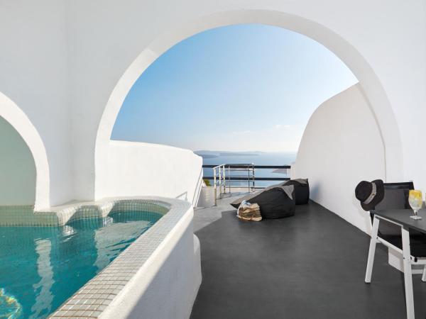 Oia Suites : photo 1 de la chambre suite lune de miel avec jacuzzi extérieur chauffé privé