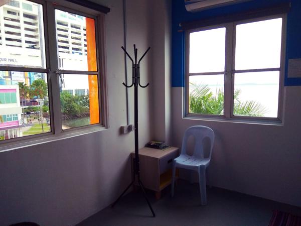 Sandakan Backpackers Hostel : photo 5 de la chambre chambre double - vue sur mer