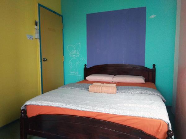 Sandakan Backpackers Hostel : photo 1 de la chambre chambre double - vue sur mer