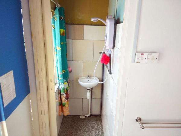 Sandakan Backpackers Hostel : photo 4 de la chambre chambre double - vue sur mer